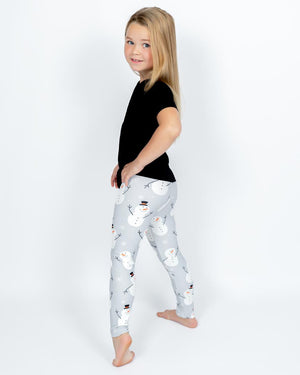 Barn i højtaljede mønstrede leggings. Meget elastiske og perfekt til leg og hverdag. Ikke gennemsigtige.