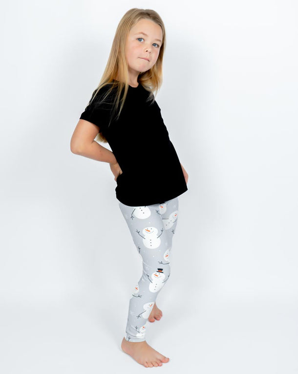 Barn i højtaljede mønstrede leggings. Meget elastiske og perfekt til leg og hverdag. Ikke gennemsigtige.