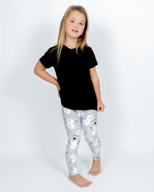 Barn i højtaljede mønstrede leggings. Meget elastiske og perfekt til leg og hverdag. Ikke gennemsigtige.