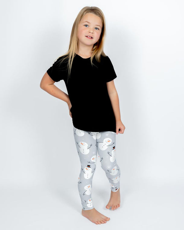Barn i højtaljede mønstrede leggings. Meget elastiske og perfekt til leg og hverdag. Ikke gennemsigtige.