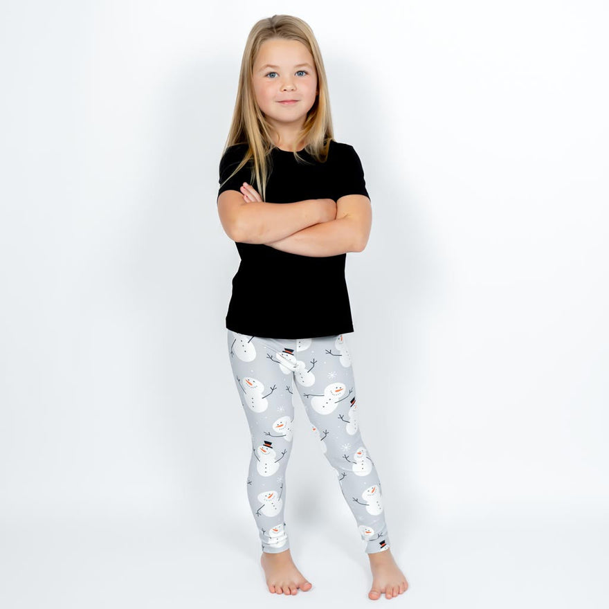Barn i højtaljede mønstrede leggings. Meget elastiske og perfekt til leg og hverdag. Ikke gennemsigtige.