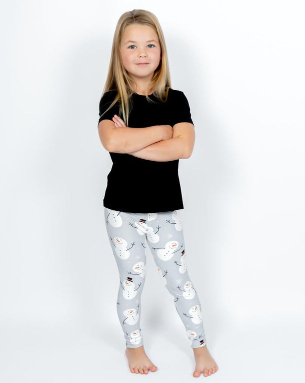 Barn i højtaljede mønstrede leggings. Meget elastiske og perfekt til leg og hverdag. Ikke gennemsigtige.