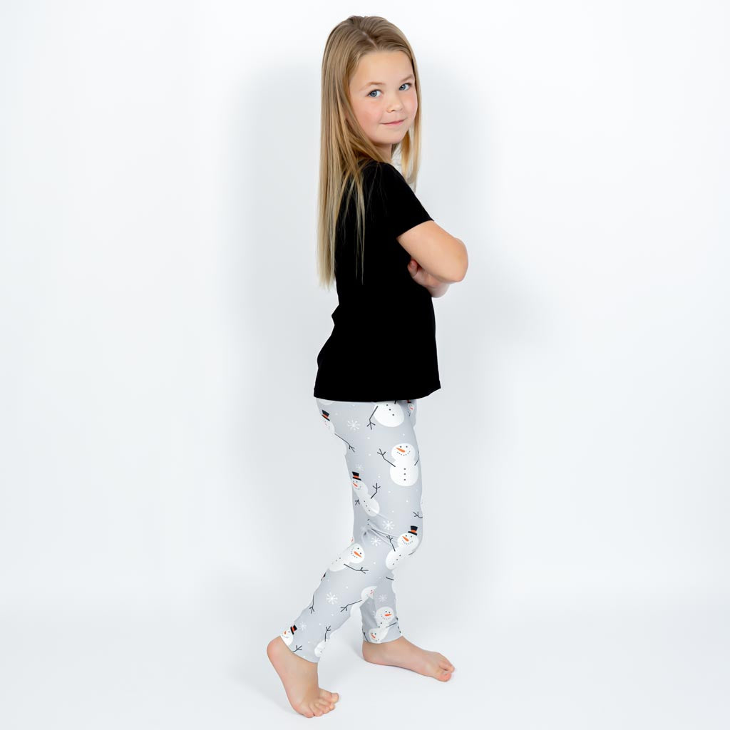 Barn i højtaljede mønstrede leggings. Meget elastiske og perfekt til leg og hverdag. Ikke gennemsigtige.