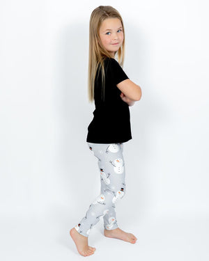 Barn i højtaljede mønstrede leggings. Meget elastiske og perfekt til leg og hverdag. Ikke gennemsigtige.