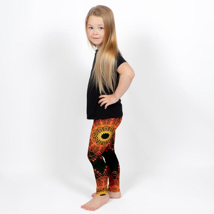 Barn i højtaljede mønstrede leggings. Meget elastiske og perfekt til leg og hverdag. Ikke gennemsigtige.