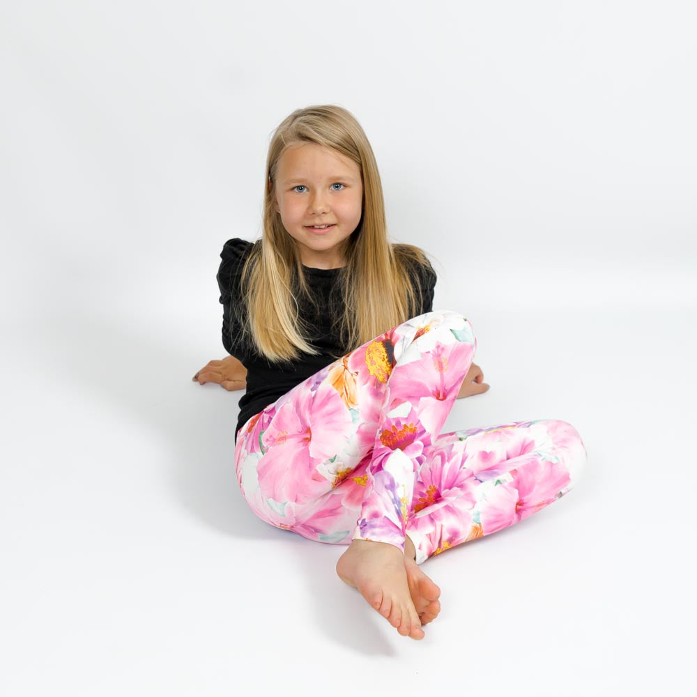 Barn i højtaljede mønstrede leggings. Meget elastiske og perfekt til leg og hverdag. Ikke gennemsigtige.