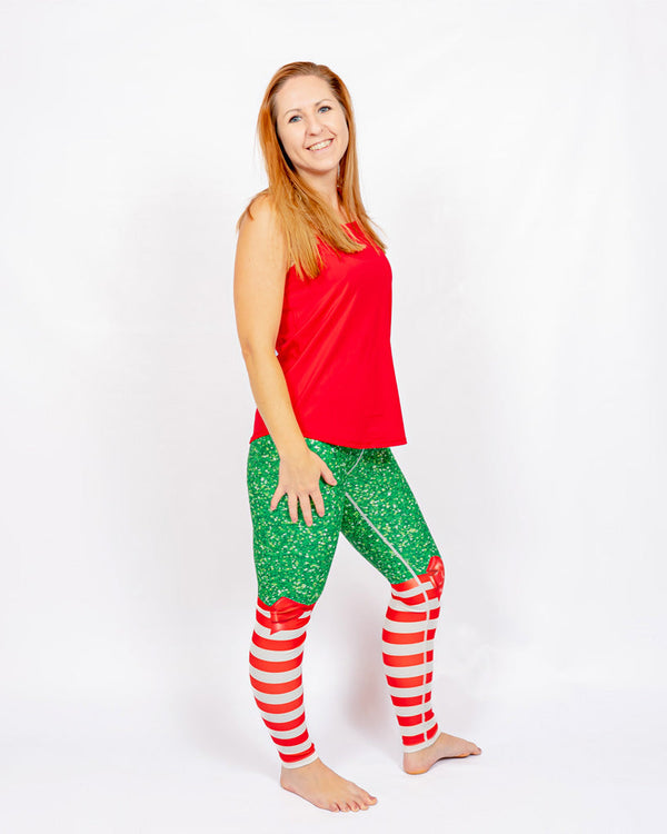 Kvinde i højtaljede mønstrede leggings. Tights har lommer på begge sider. Meget elastiske og squat proof.