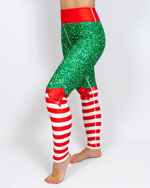 Kvinde i højtaljede mønstrede leggings. Tights har lommer på begge sider. Meget elastiske og squat proof.