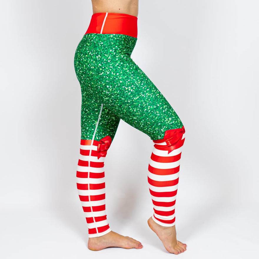 Kvinde i højtaljede mønstrede leggings. Tights har lommer på begge sider. Meget elastiske og squat proof.