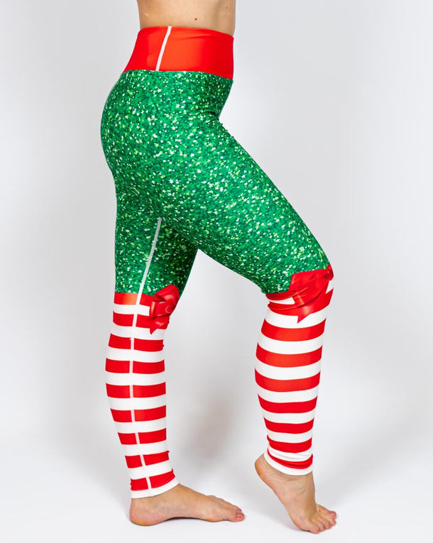 Kvinde i højtaljede mønstrede leggings. Tights har lommer på begge sider. Meget elastiske og squat proof.