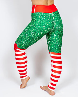 Kvinde i højtaljede mønstrede leggings. Tights har lommer på begge sider. Meget elastiske og squat proof.