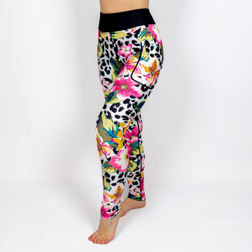 Kvinde i højtaljede mønstrede leggings. Tights har lommer på begge sider. Meget elastiske og squat proof.