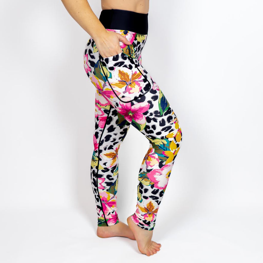 Kvinde i højtaljede mønstrede leggings. Tights har lommer på begge sider. Meget elastiske og squat proof.