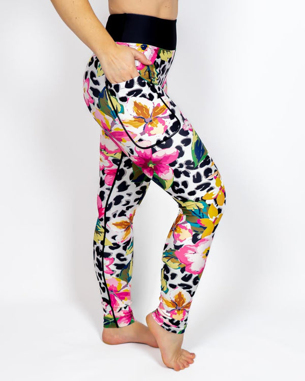 Kvinde i højtaljede mønstrede leggings. Tights har lommer på begge sider. Meget elastiske og squat proof.