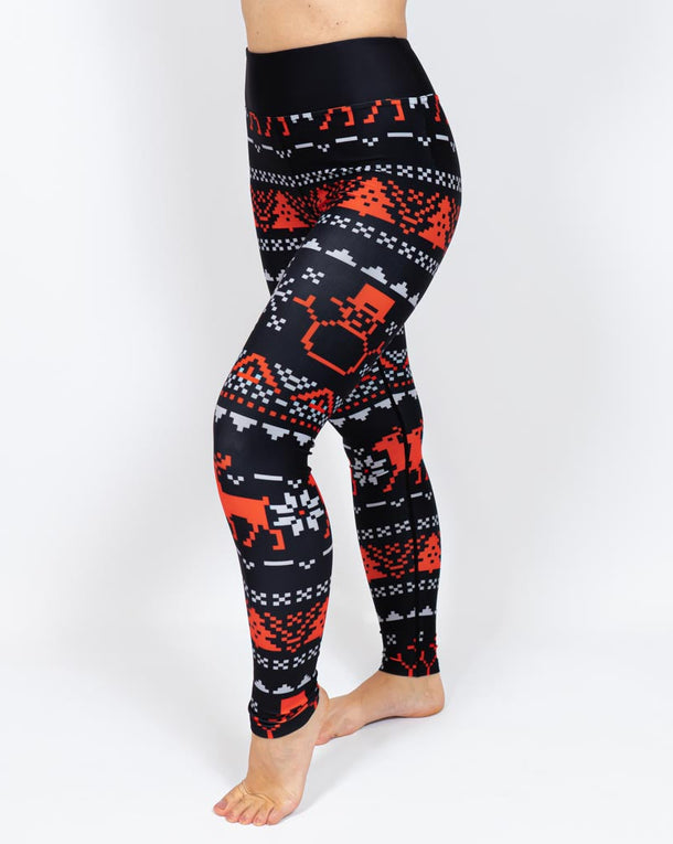 Kvinde i højtaljede mønstrede leggings. Tights har lommer på begge sider. Meget elastiske og squat proof.