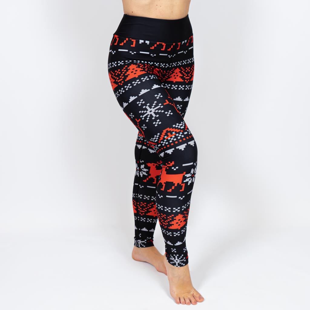 Kvinde i højtaljede mønstrede leggings. Tights har lommer på begge sider. Meget elastiske og squat proof.