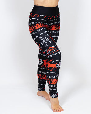Kvinde i højtaljede mønstrede leggings. Tights har lommer på begge sider. Meget elastiske og squat proof.