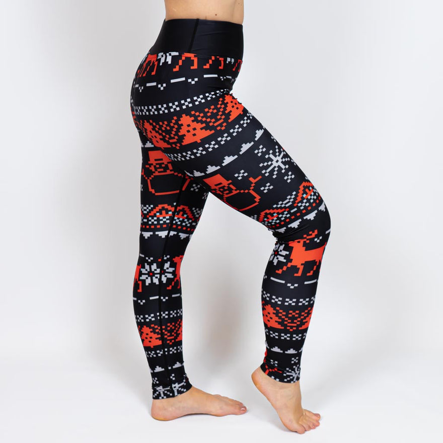 Kvinde i højtaljede mønstrede leggings. Tights har lommer på begge sider. Meget elastiske og squat proof.