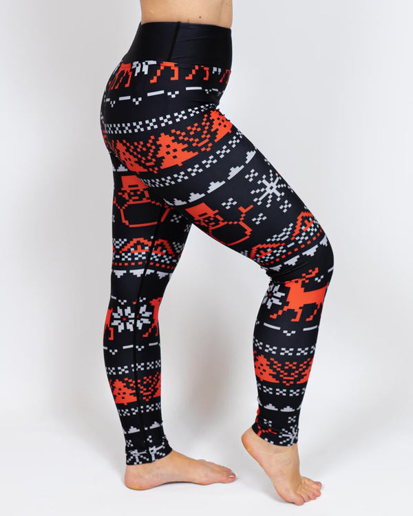 Kvinde i højtaljede mønstrede leggings. Tights har lommer på begge sider. Meget elastiske og squat proof.