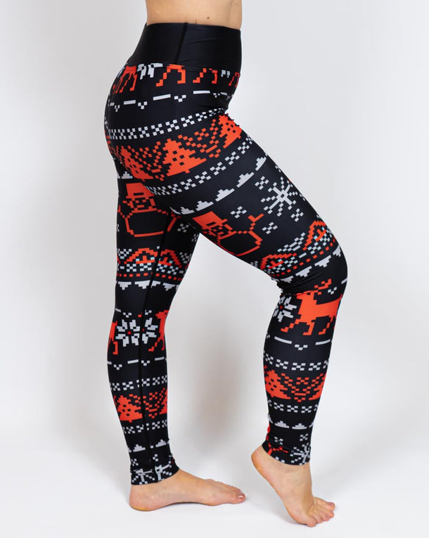 Kvinde i højtaljede mønstrede leggings. Tights har lommer på begge sider. Meget elastiske og squat proof.