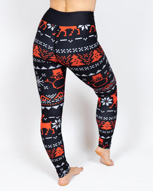 Kvinde i højtaljede mønstrede leggings. Tights har lommer på begge sider. Meget elastiske og squat proof.
