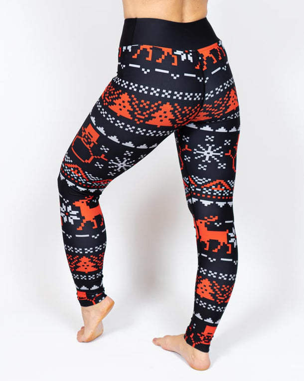 Kvinde i højtaljede mønstrede leggings. Tights har lommer på begge sider. Meget elastiske og squat proof.