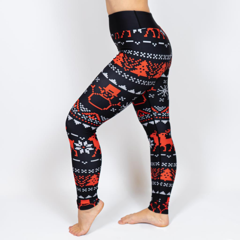 Kvinde i højtaljede mønstrede leggings. Tights har lommer på begge sider. Meget elastiske og squat proof.