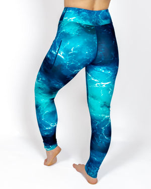 Kvinde i højtaljede mønstrede leggings. Tights har lommer på begge sider. Meget elastiske og squat proof.