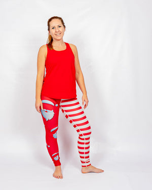 Kvinde i højtaljede mønstrede leggings. Tights har lommer på begge sider. Meget elastiske og squat proof.
