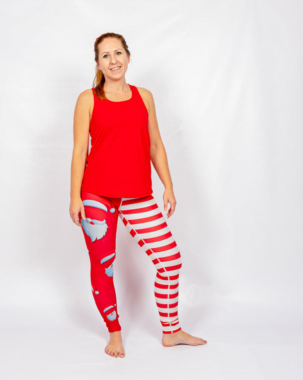 Kvinde i højtaljede mønstrede leggings. Tights har lommer på begge sider. Meget elastiske og squat proof.