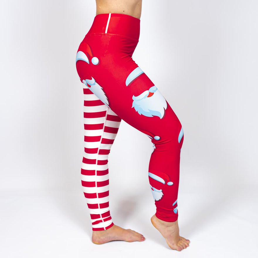 Kvinde i højtaljede mønstrede leggings. Tights har lommer på begge sider. Meget elastiske og squat proof.