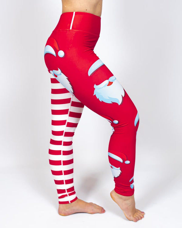Kvinde i højtaljede mønstrede leggings. Tights har lommer på begge sider. Meget elastiske og squat proof.