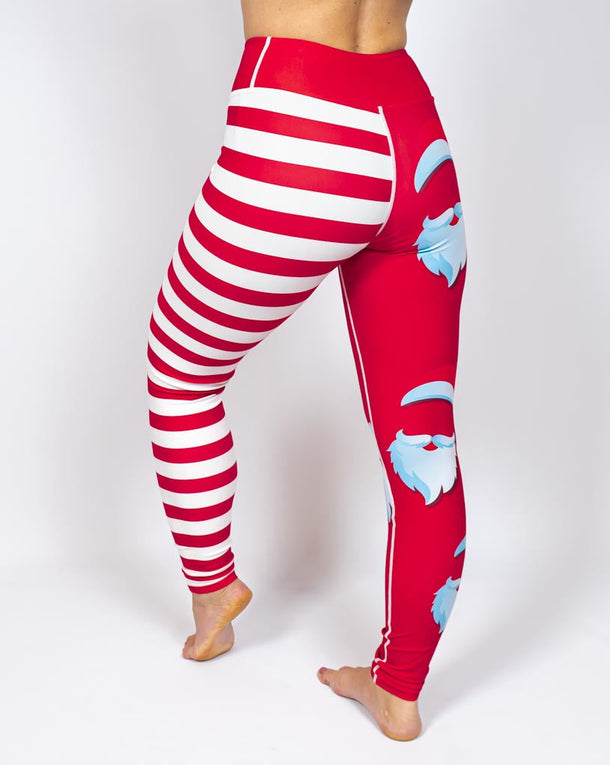 Kvinde i højtaljede mønstrede leggings. Tights har lommer på begge sider. Meget elastiske og squat proof.